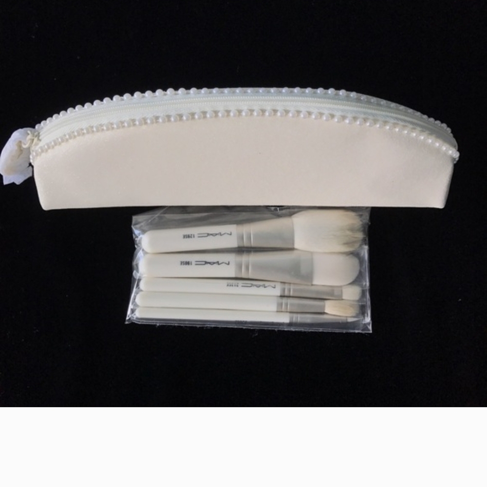 MAC Studio Brush Kit with Black and White Design